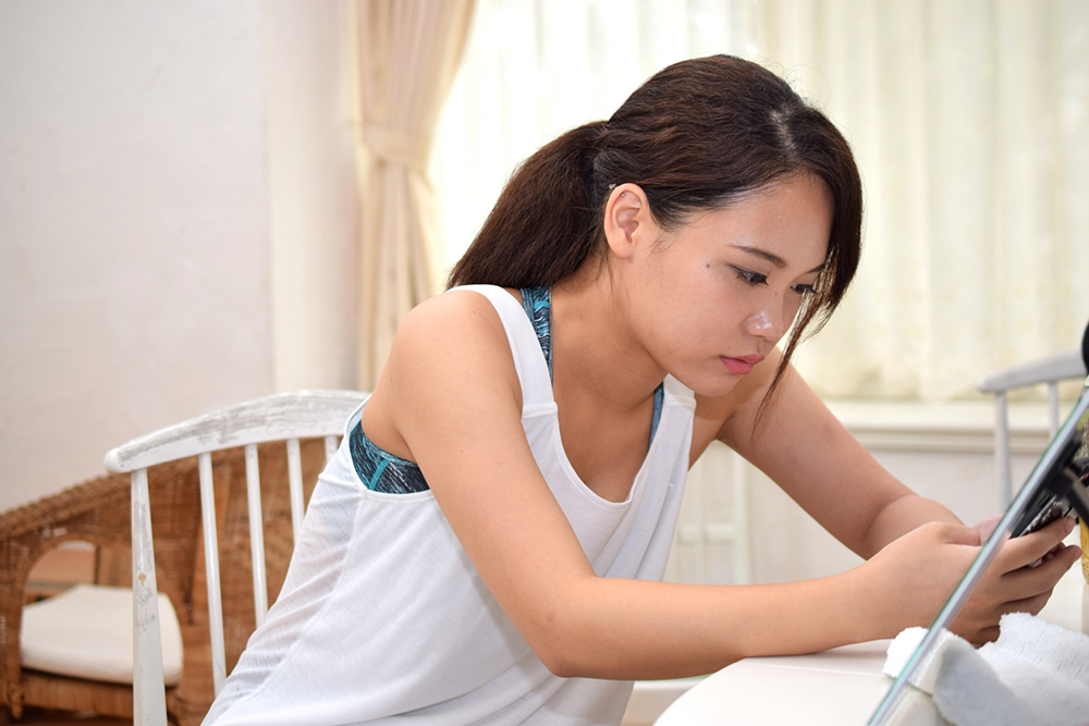 スマホを見る女性