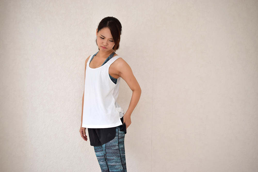 何かを気にする女性