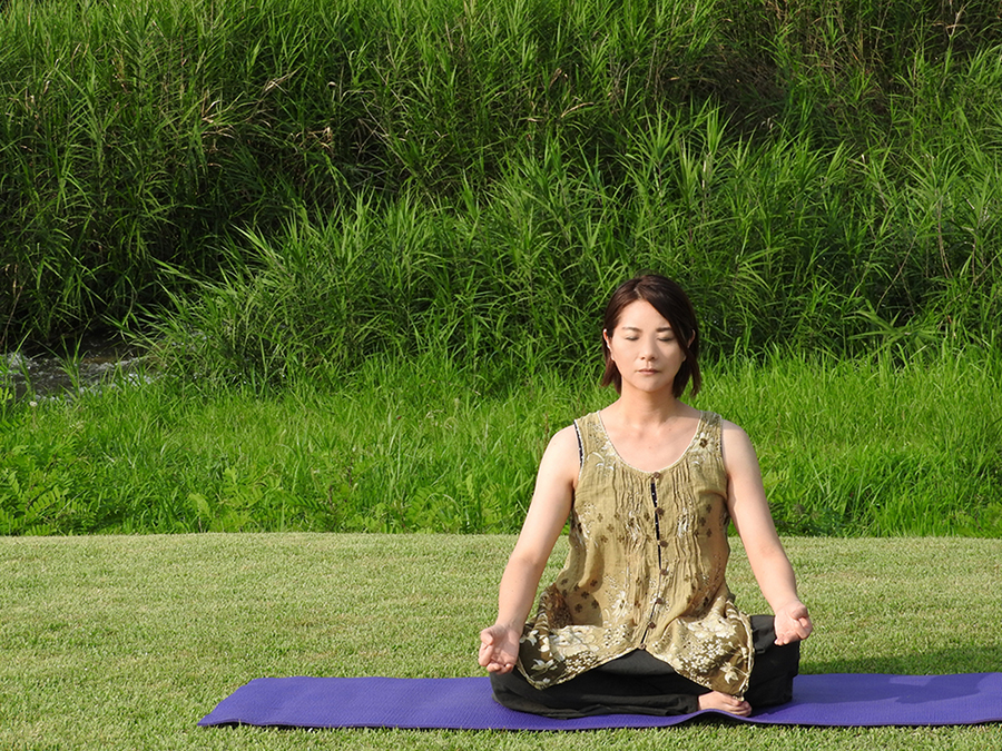 瞑想する女性