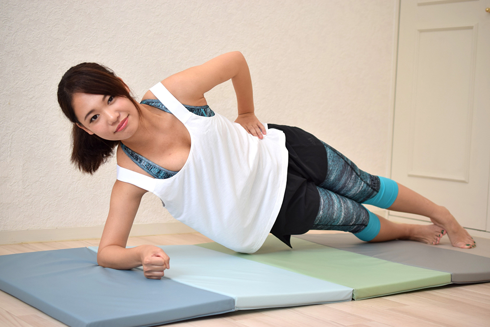 ピラティスをする女性
