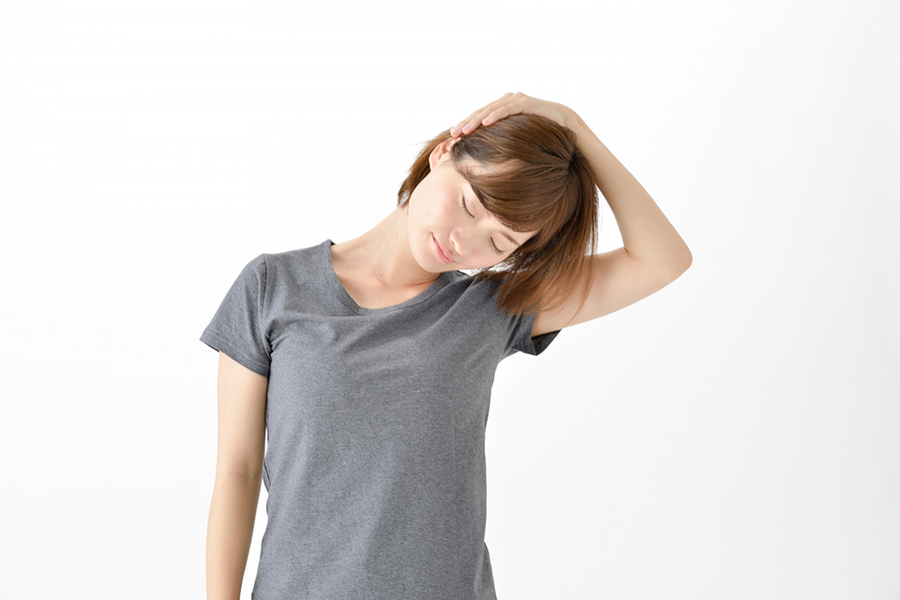 首を伸ばす女性