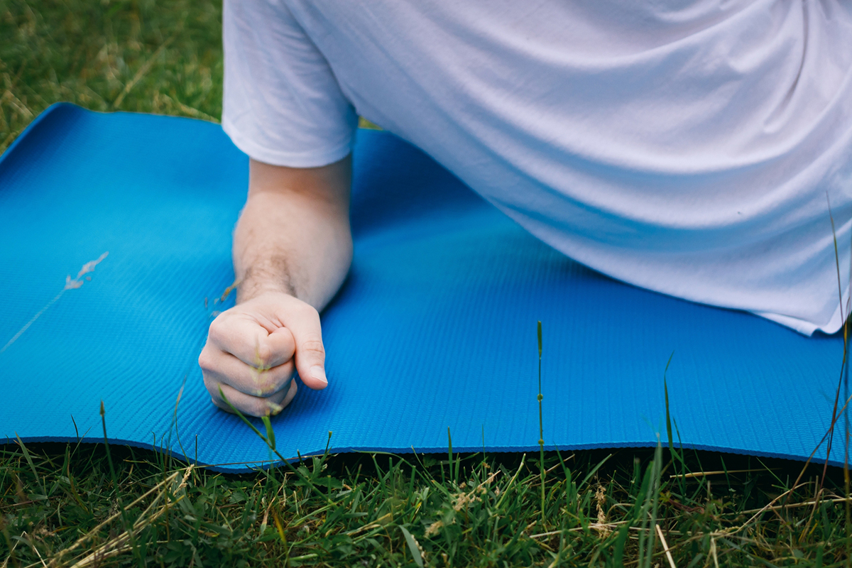 マットに右腕をつく男性