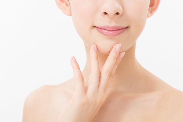 顎に手を当てる女性