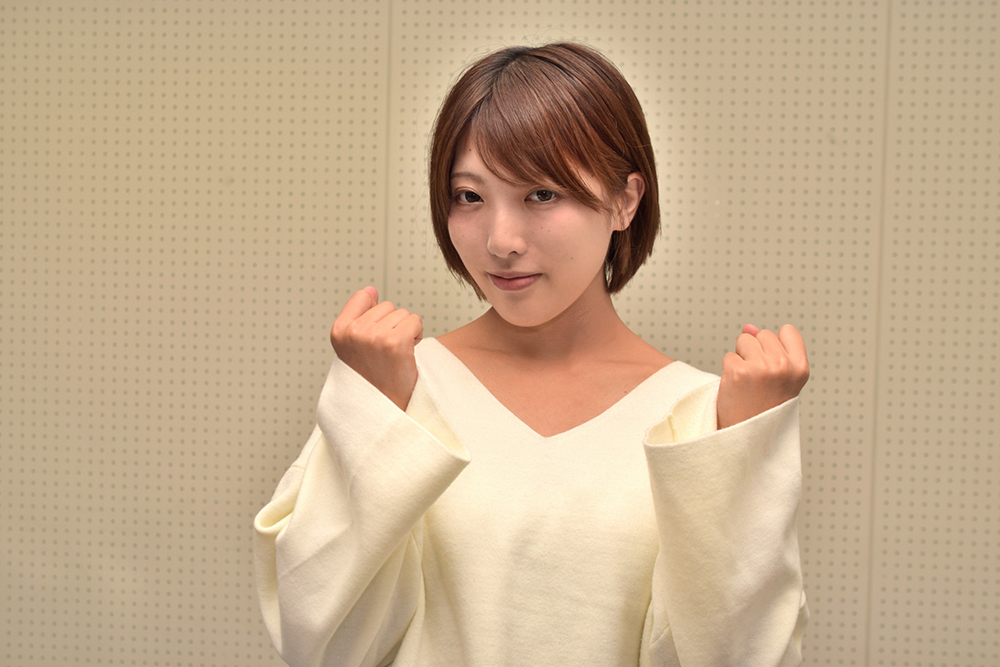 ガッツポーズする女性