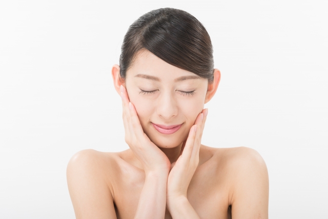 顔に手を当てる女性