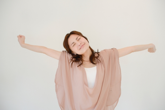 身体を伸ばす女性