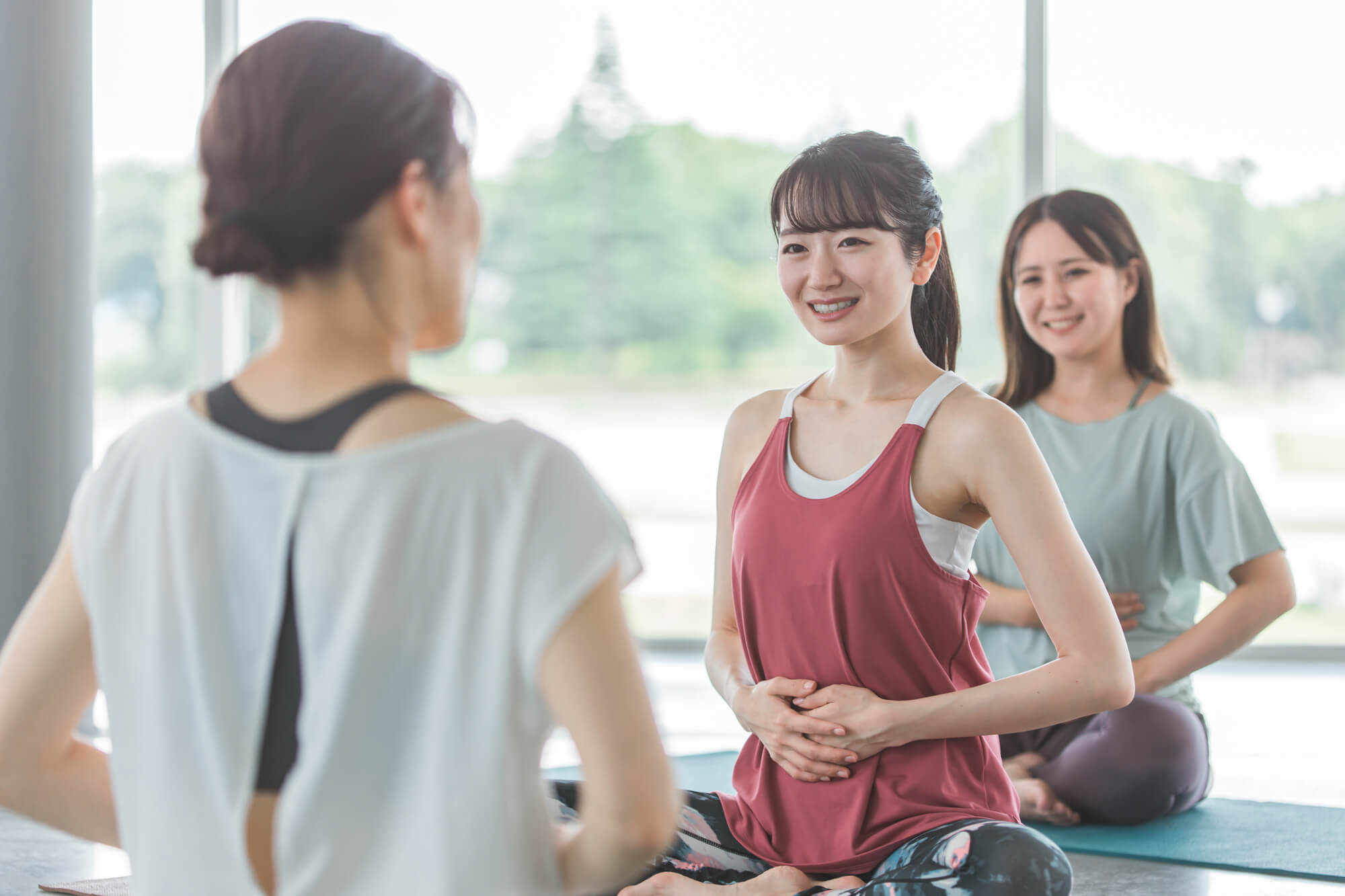 ピラティスをする3人の女性