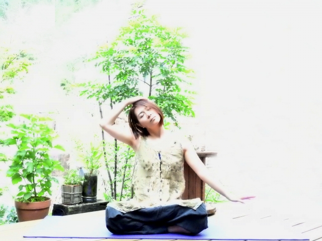 首をほぐす女性