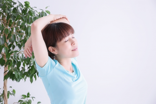 ストレッチする女性