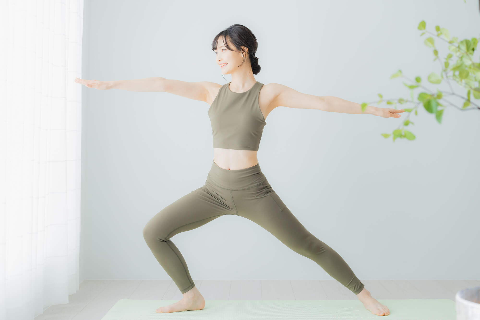 両手・両足を大きく広げてストレッチする女性