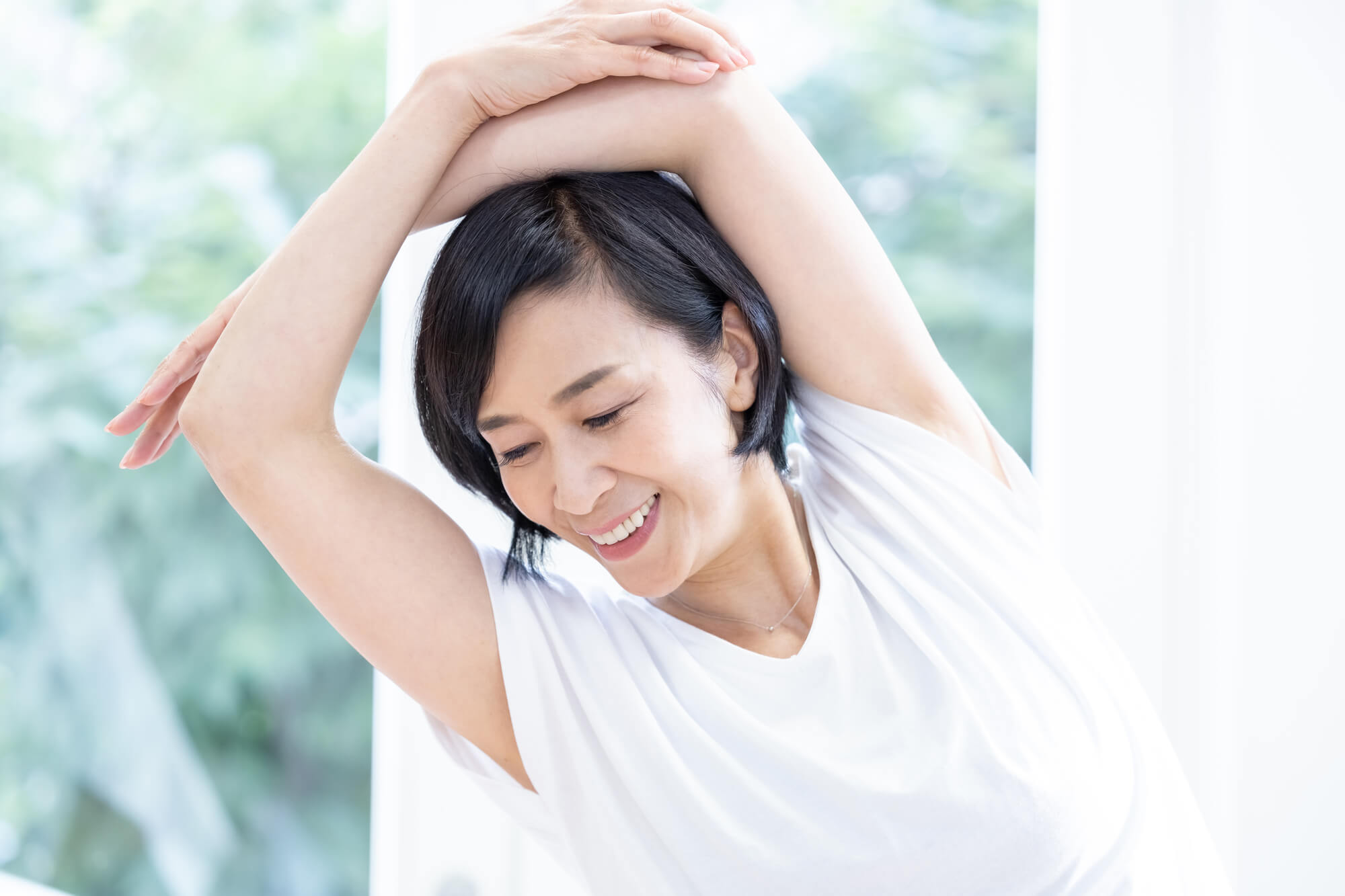 上半身を右に傾けてストレッチする女性