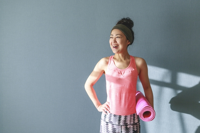 マットを持つ女性