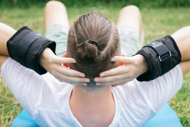 ピラティスする男性