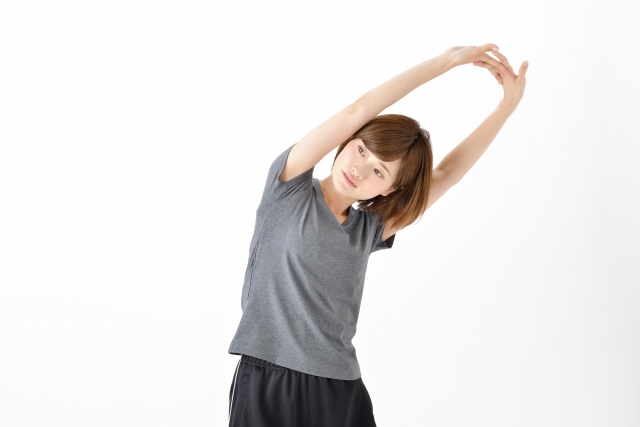 背中を伸ばす女性