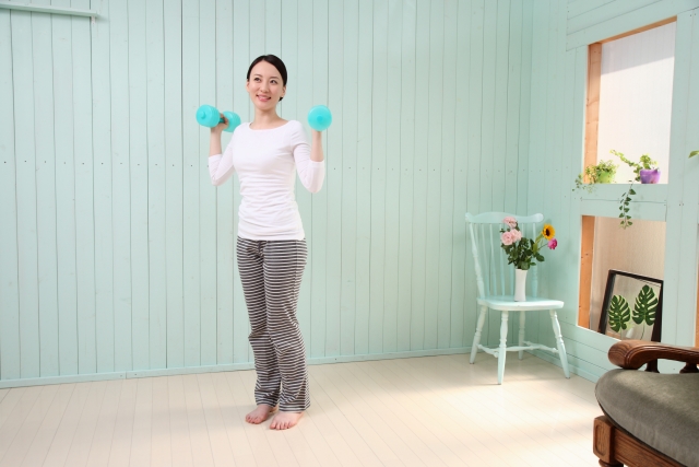 筋トレする女性