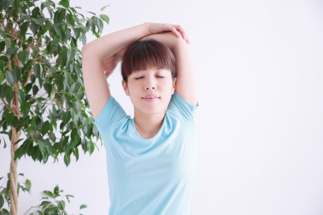 ストレッチする女性