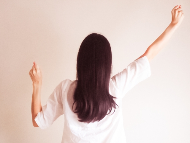 伸びをする女性