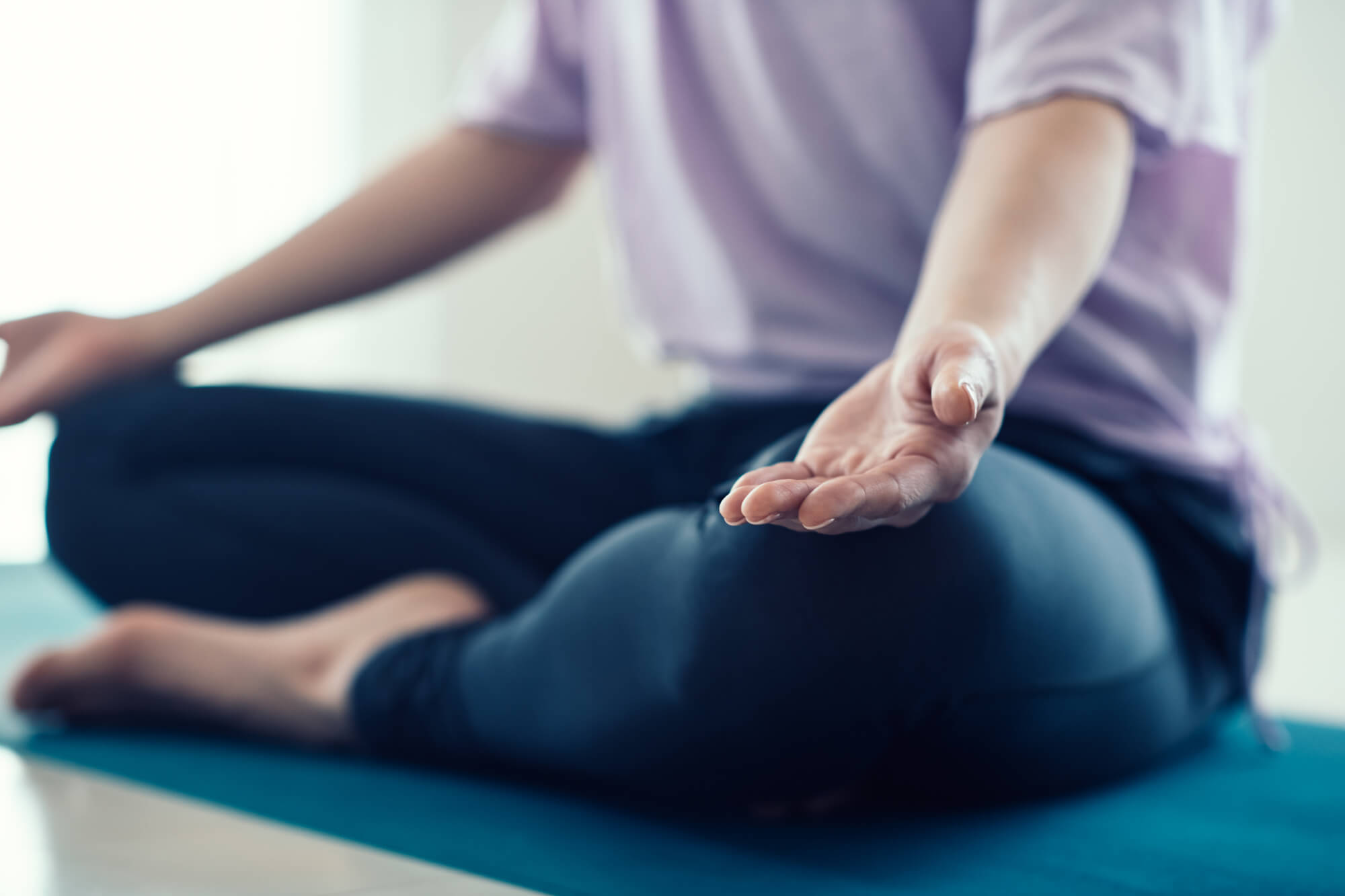 あぐらをかいて瞑想をする人