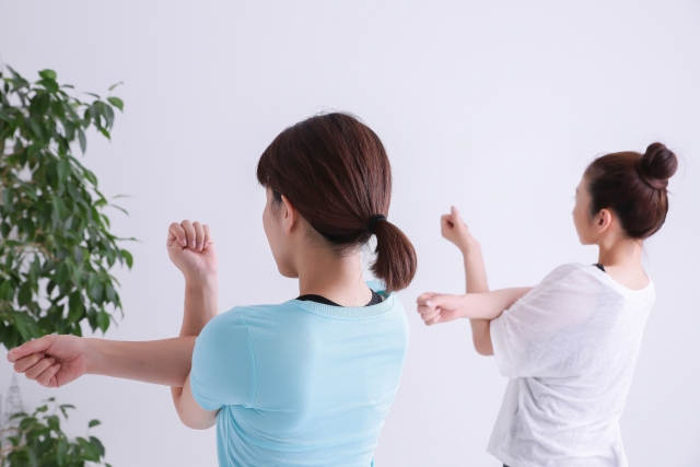 肩を伸ばす女性