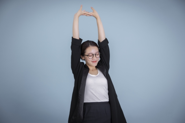 伸びをする女性