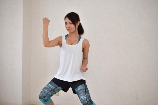 ピラティスをする女性