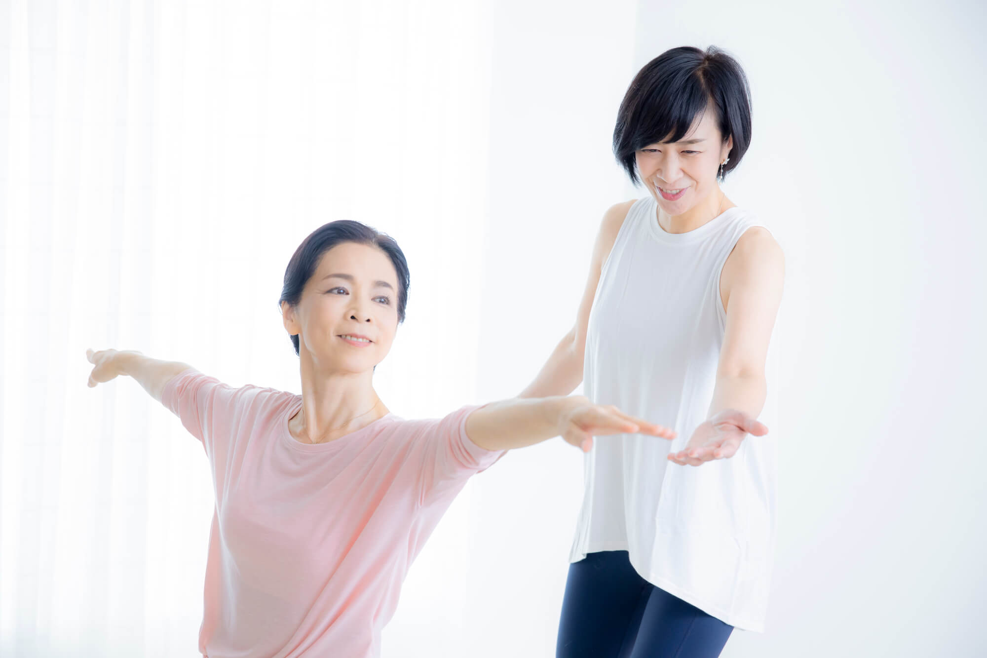 アドバイスを受けながらエクササイズをする女性