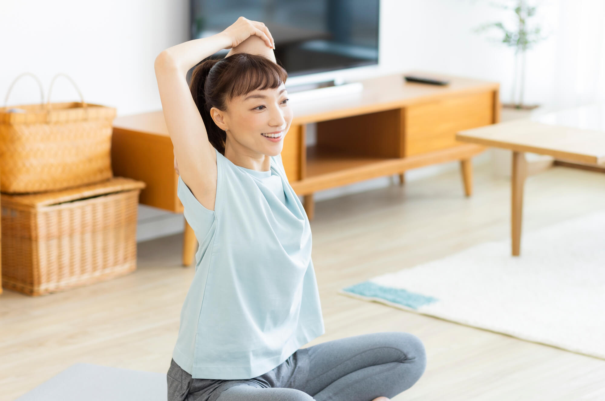 腕をストレッチする女性
