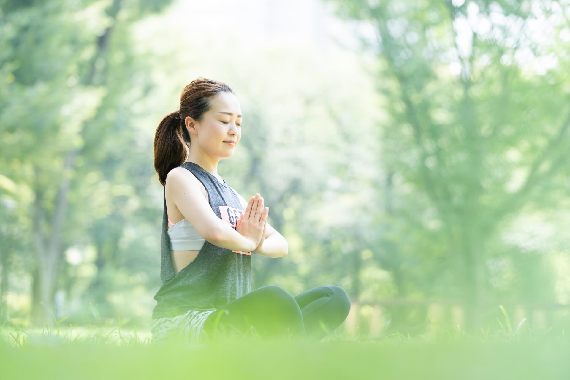 瞑想する女性