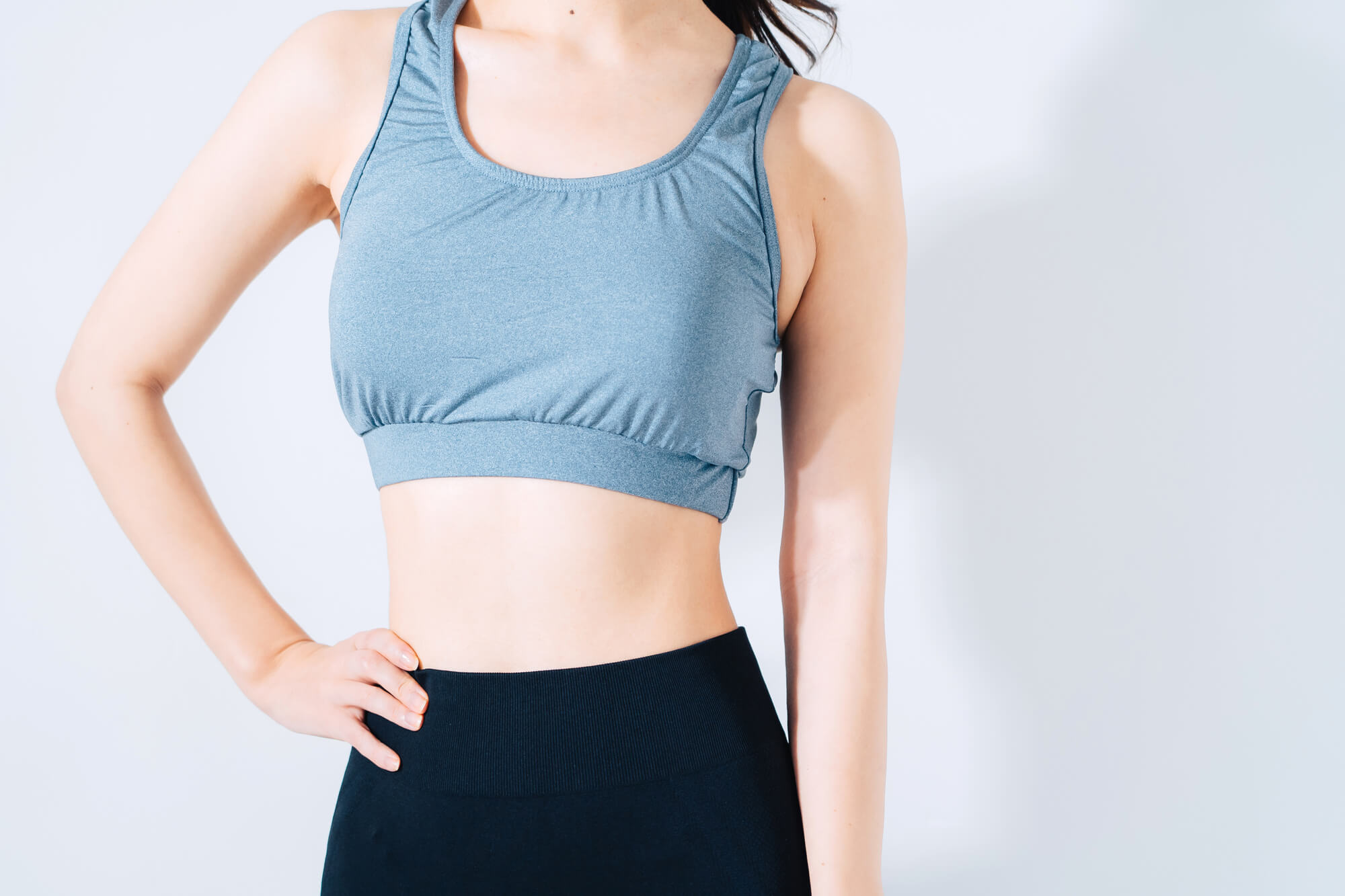 腰に手を当てて立つ女性