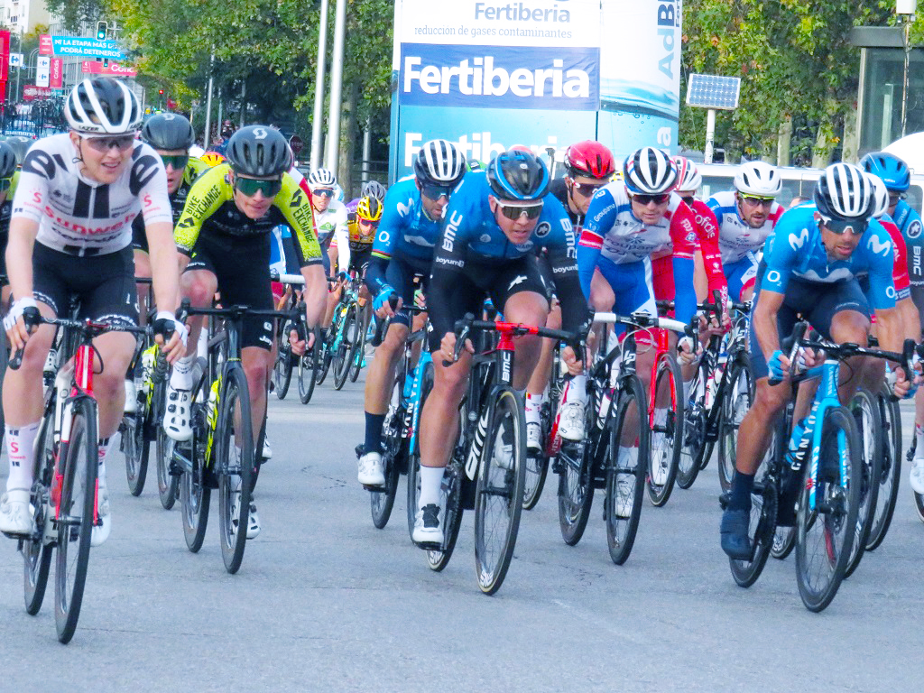 競技自転車を行う様子