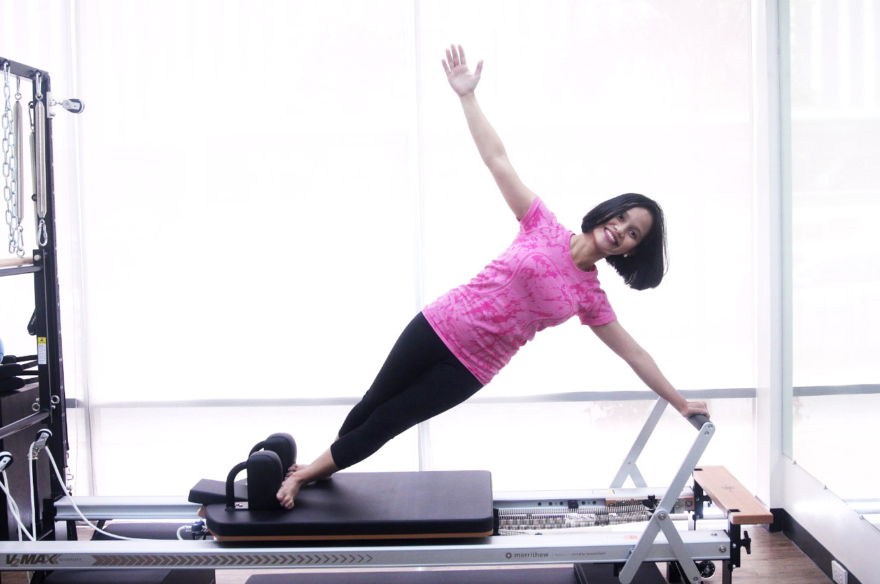 マシンピラティスを行う女性