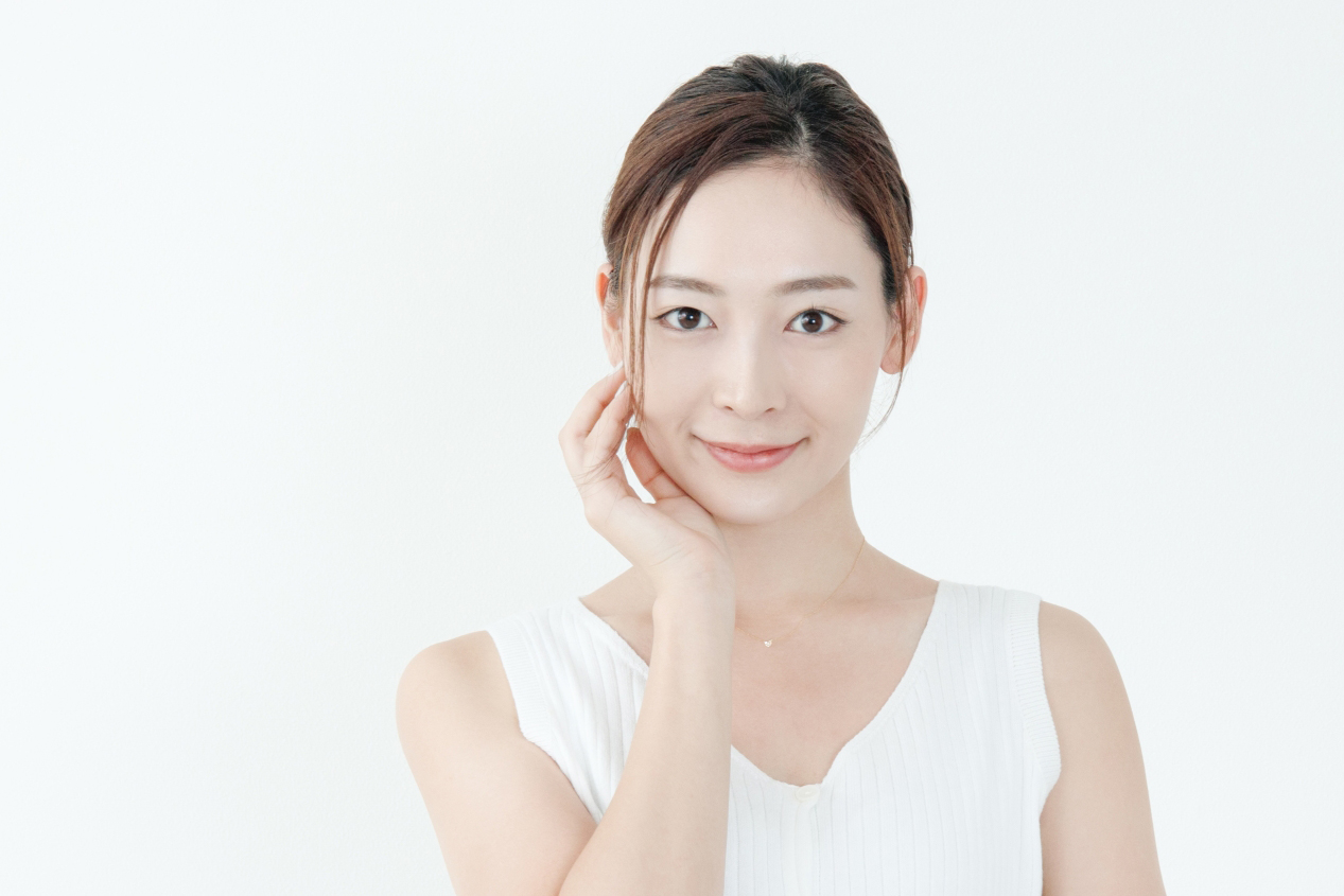 ヨガで小顔を目指す！たるみの原因となくす方法とは