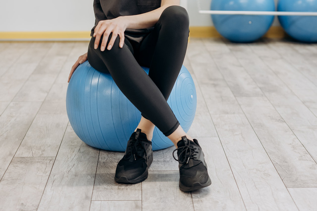 バランスボールに乗っている人