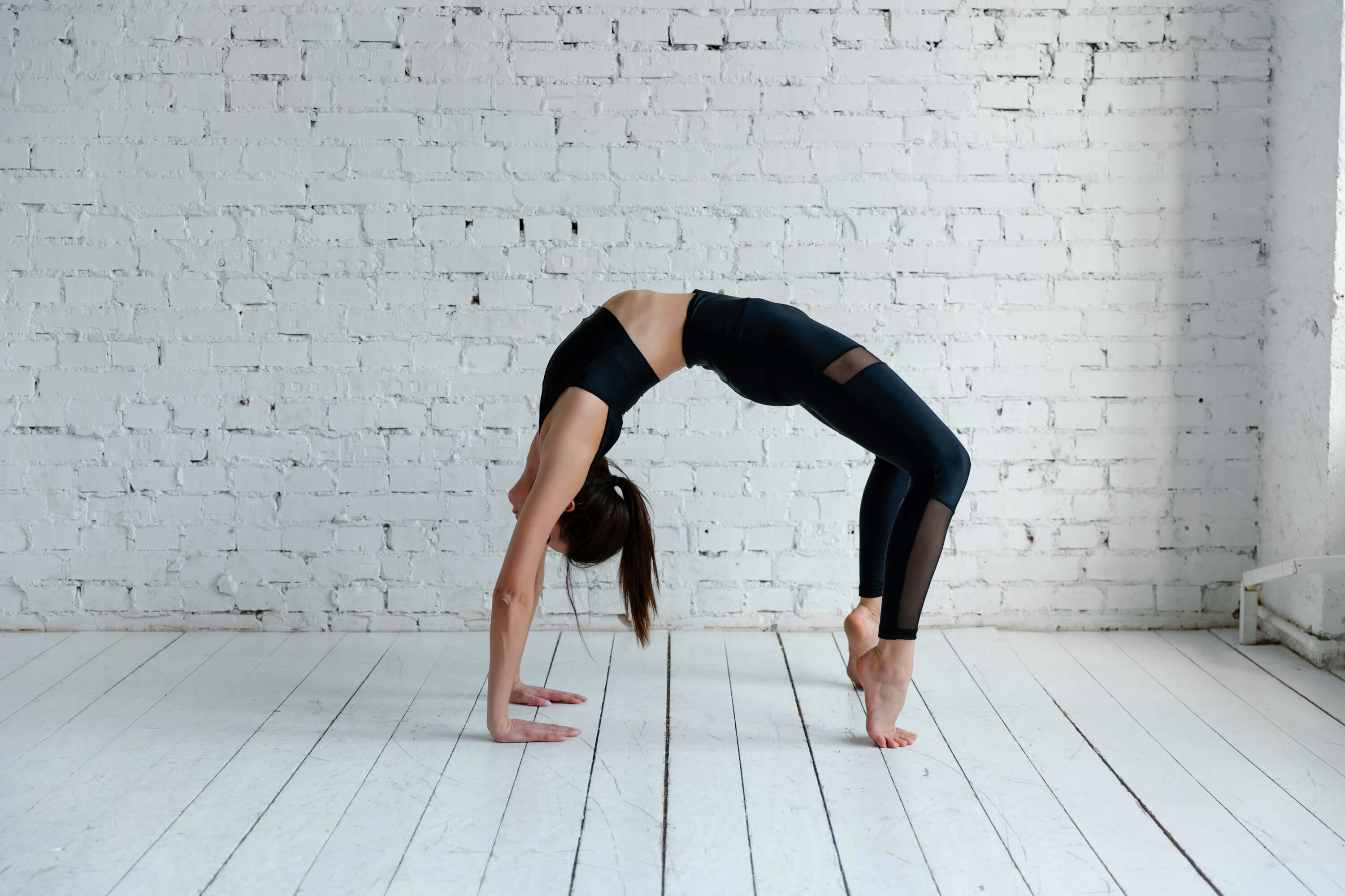 ブリッジをする女性