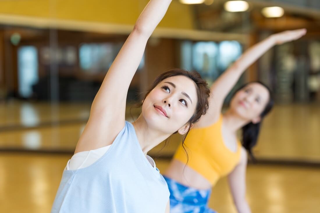 スタジオでピラティスのレッスンを受ける2人の女性