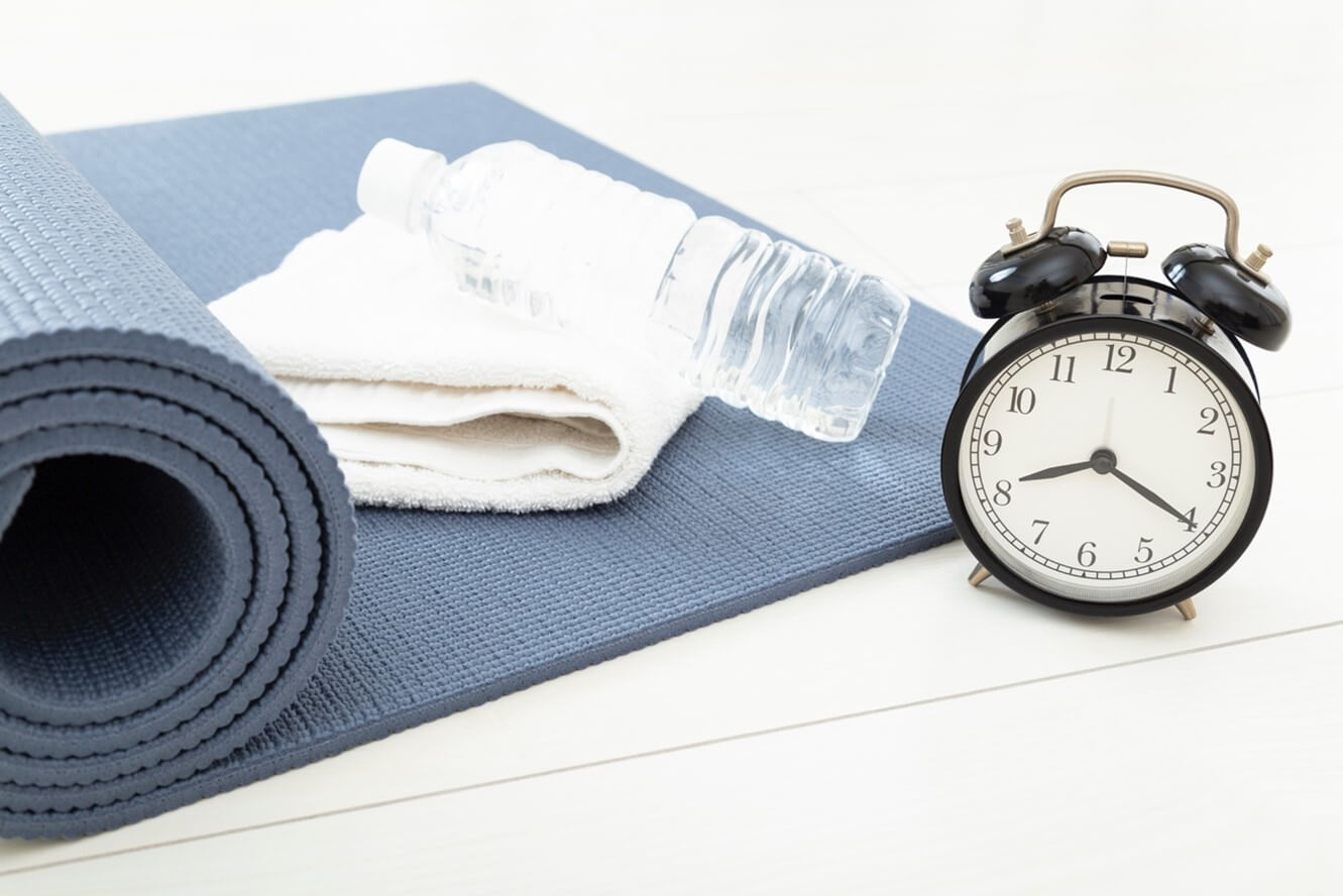 ピラティスのマットと時計