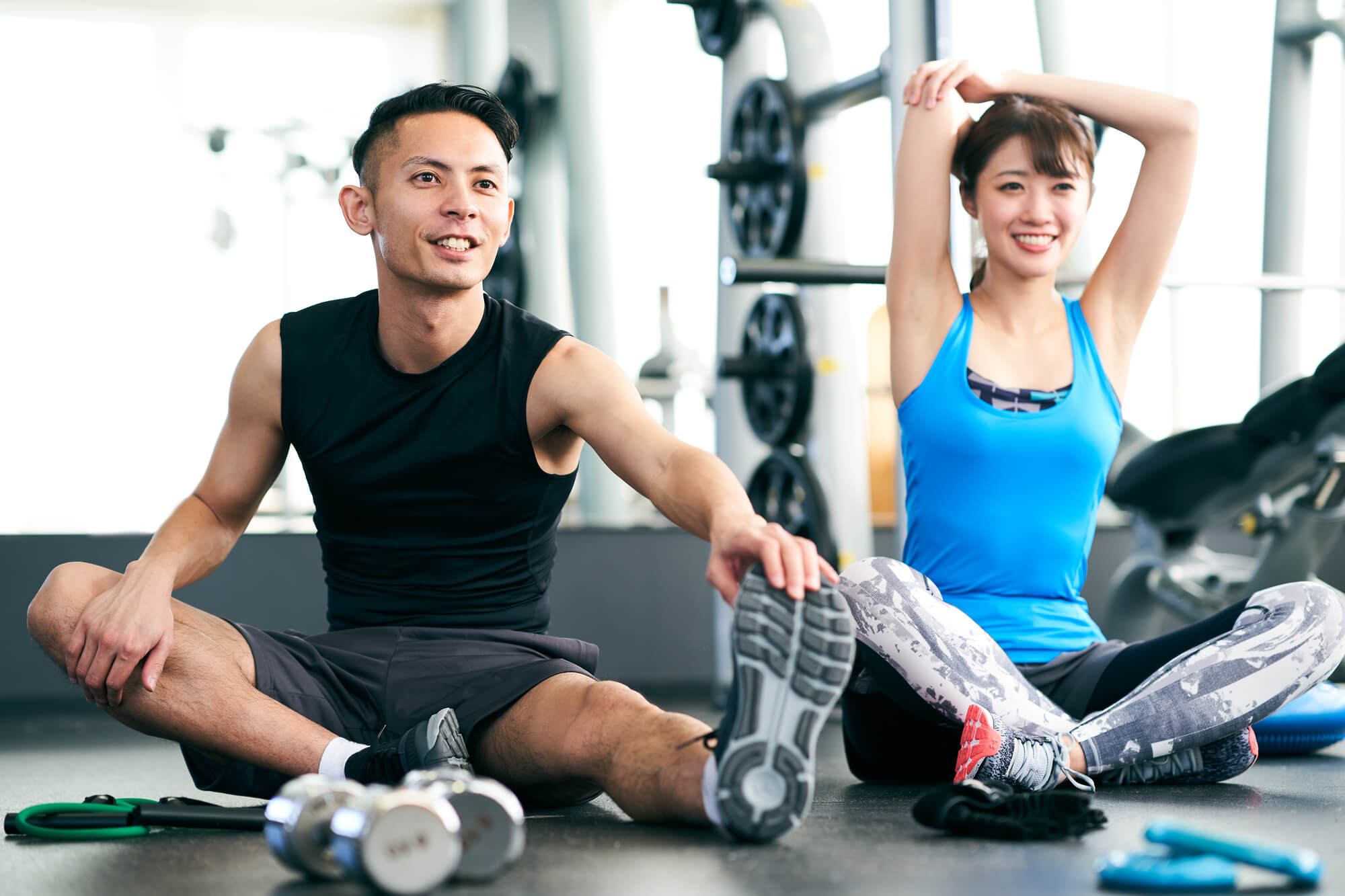 スポーツジムでエクササイズをしている男女
