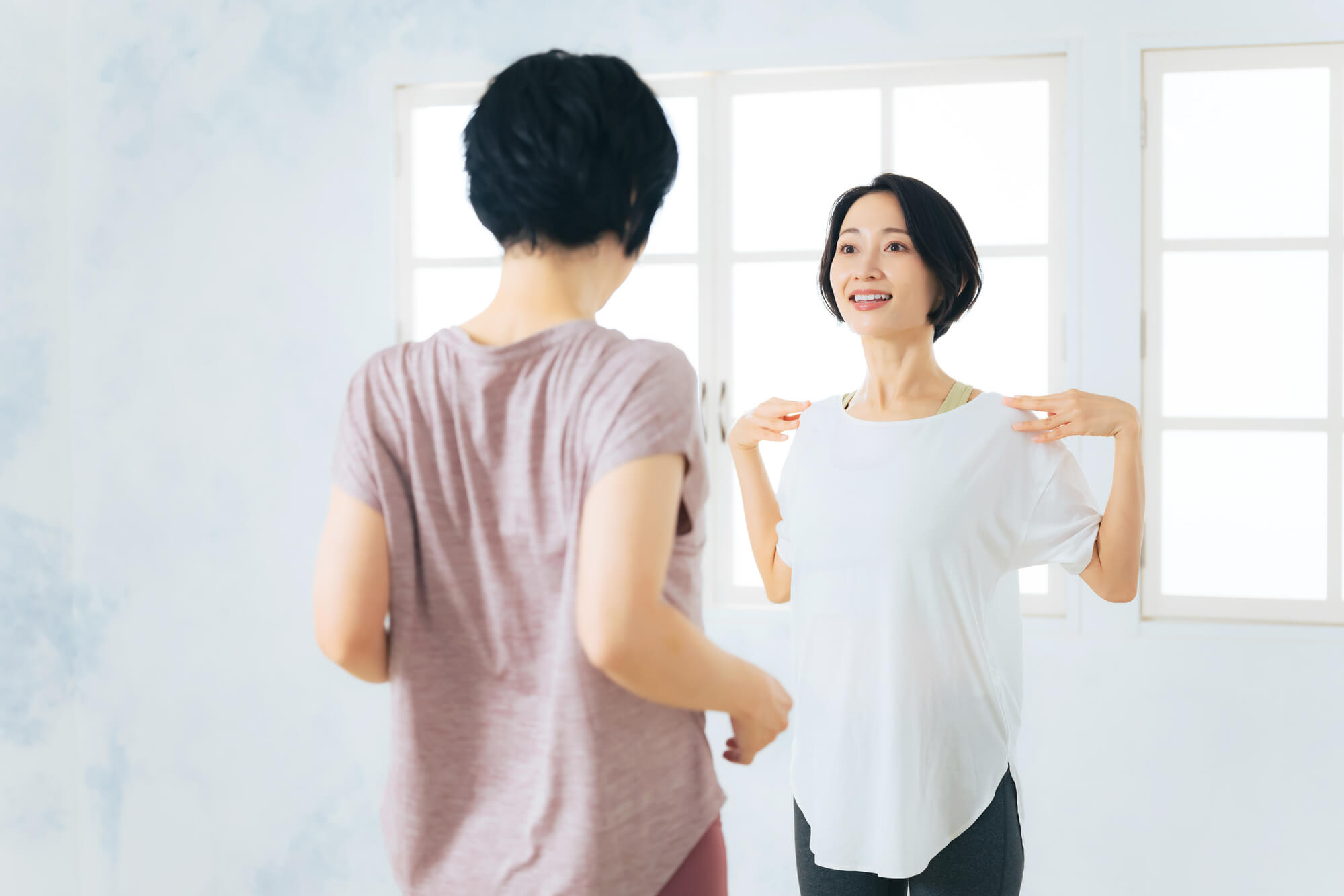 ストレッチの指導を受ける女性