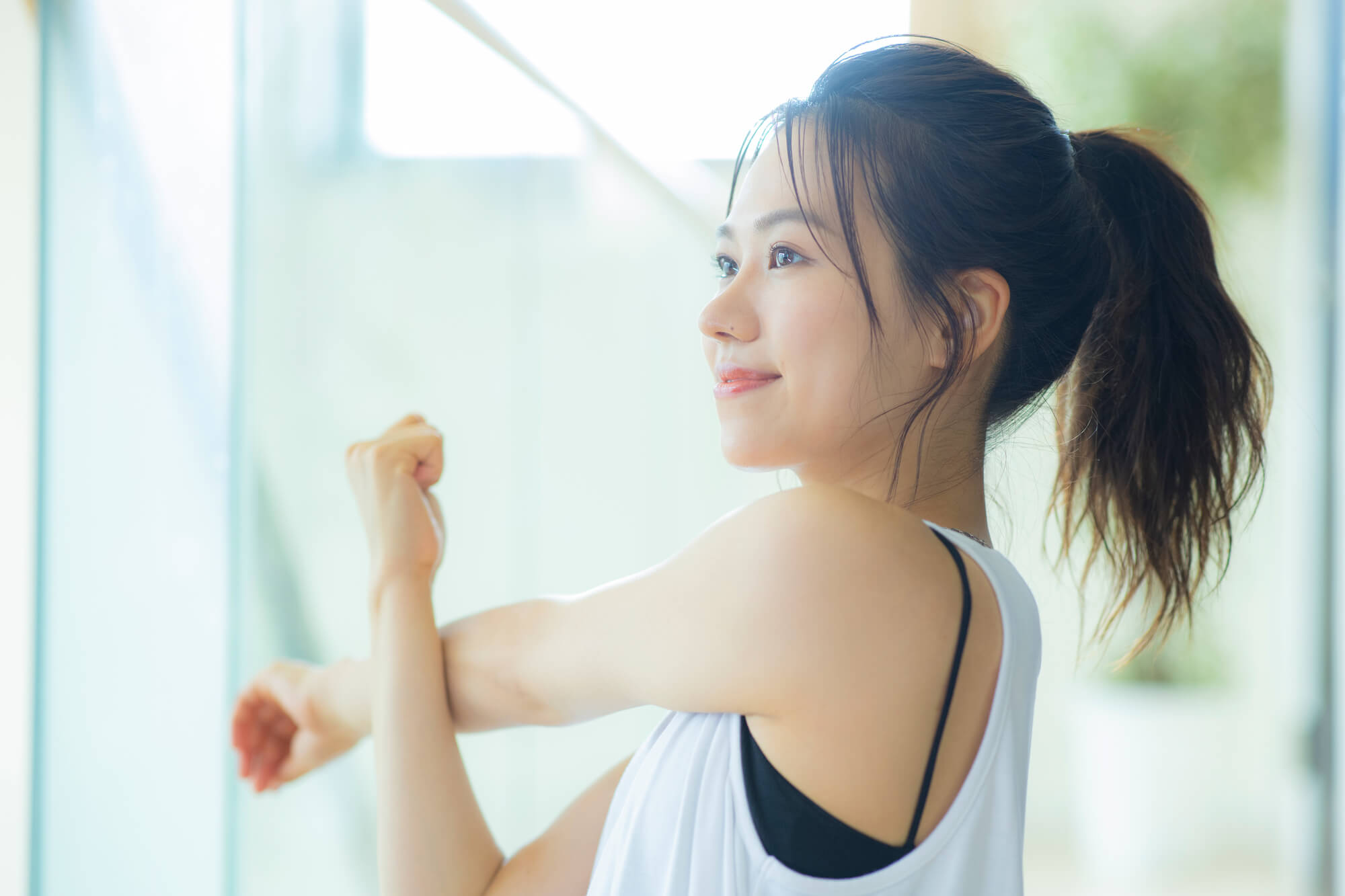 笑顔でストレッチをする女性