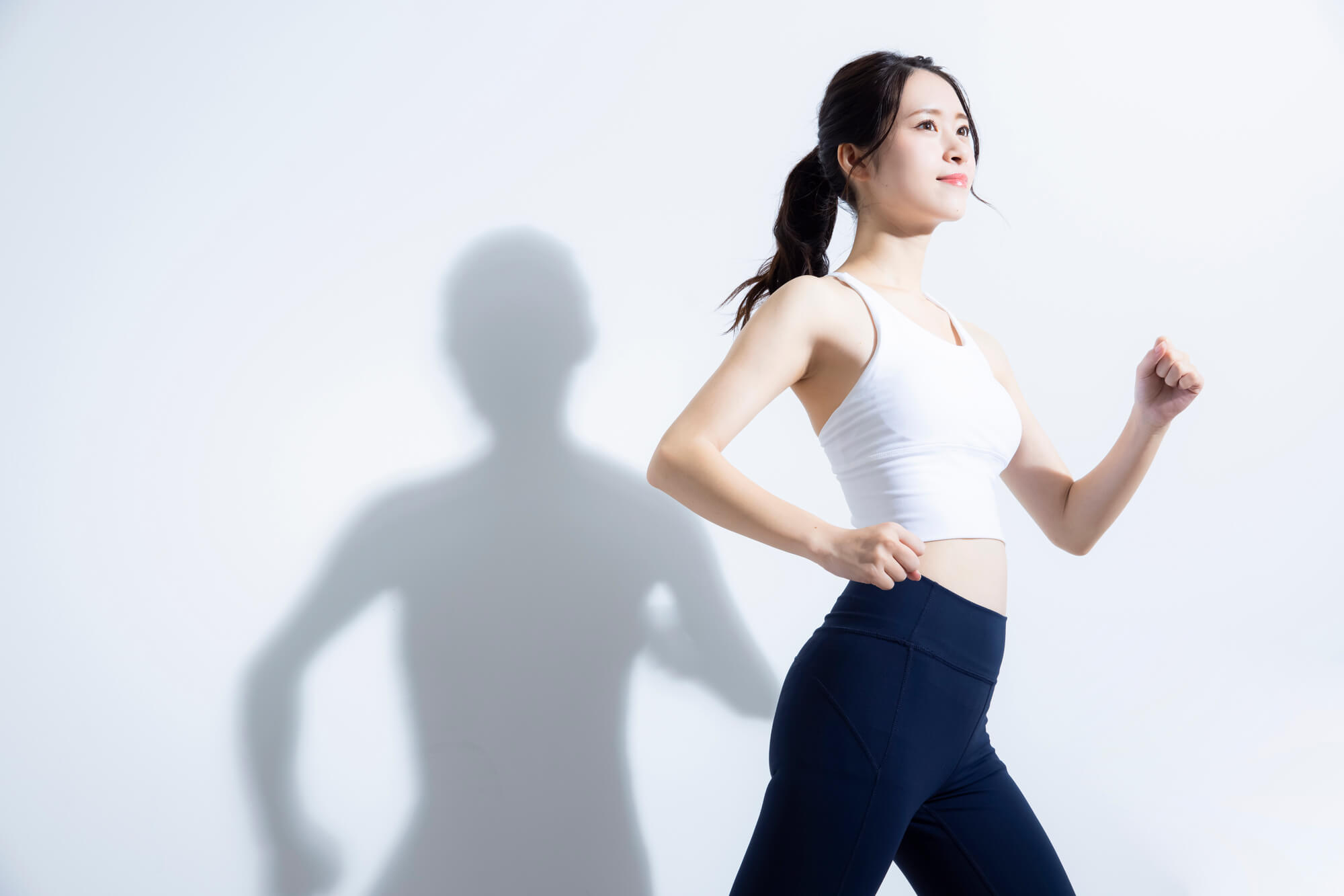 ヨガウェアを着用しエクササイズをする女性