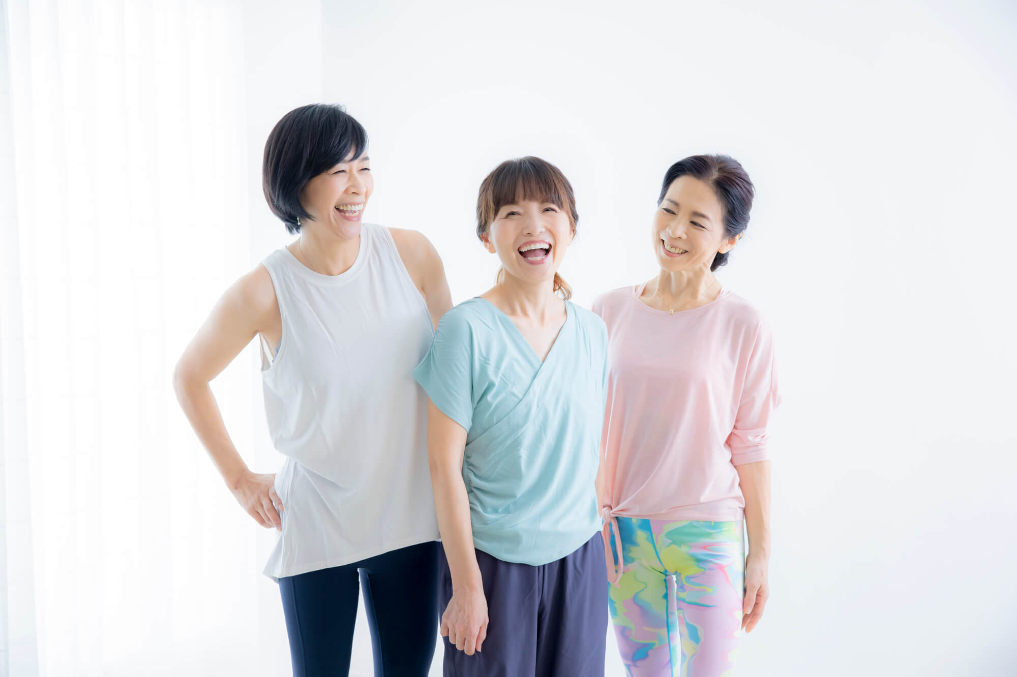 トレーニングウェアを着た笑顔の女性3人