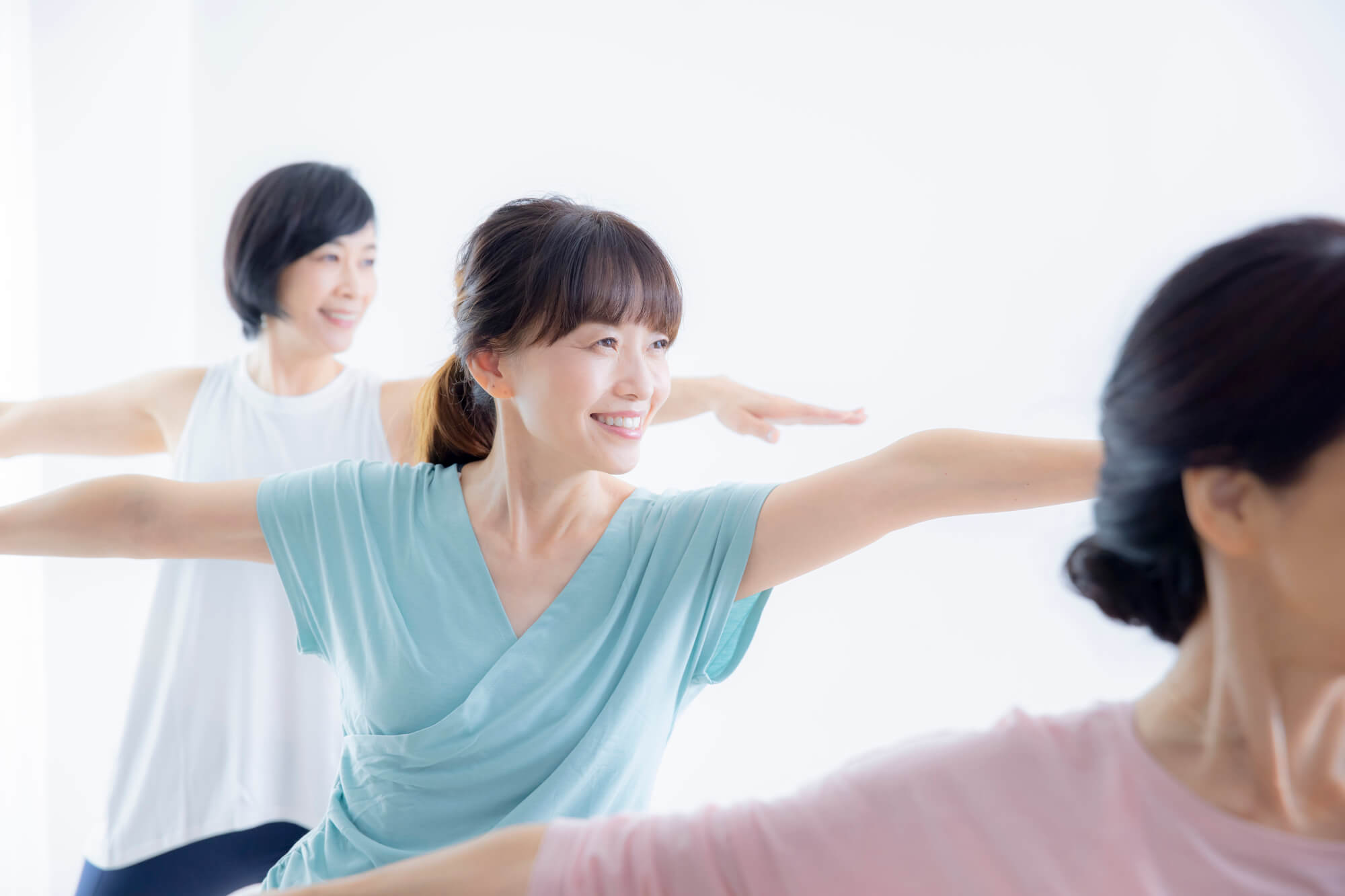 エクササイズに取り組む3人の女性