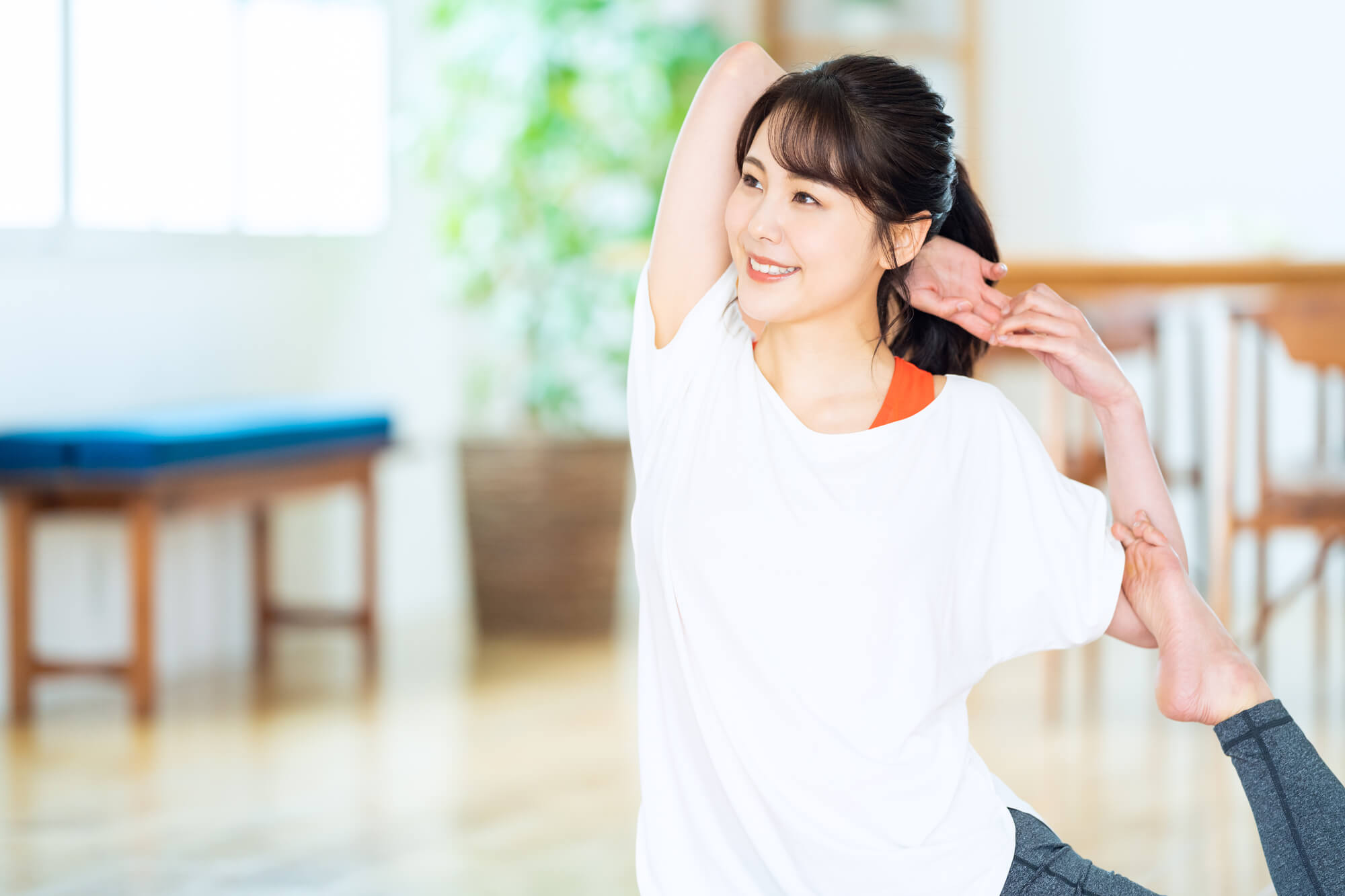 自宅でヨガをする女性