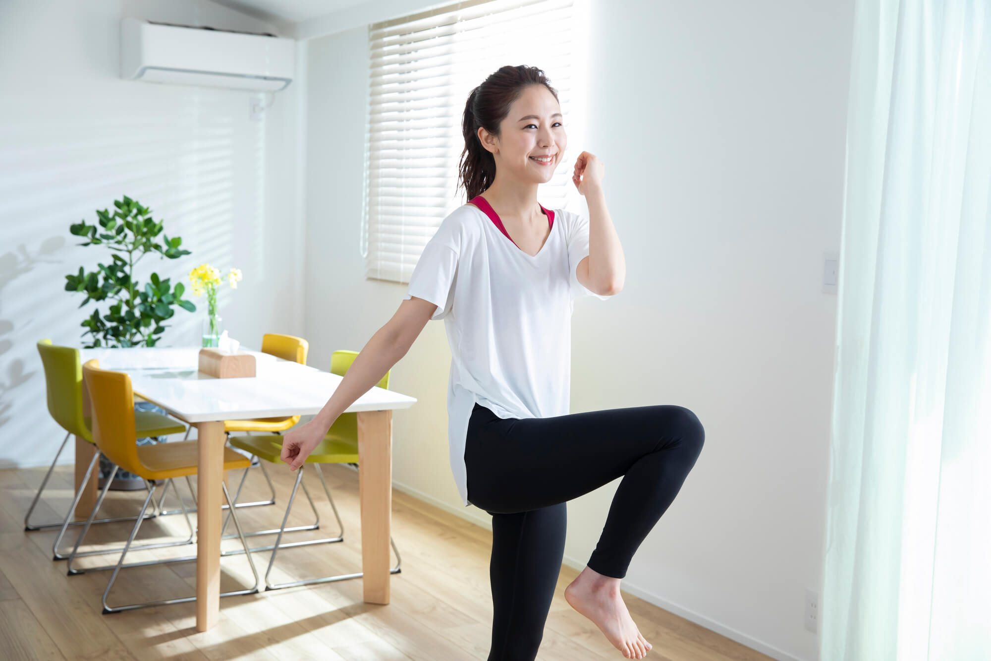 リビングでエクササイズをする女性