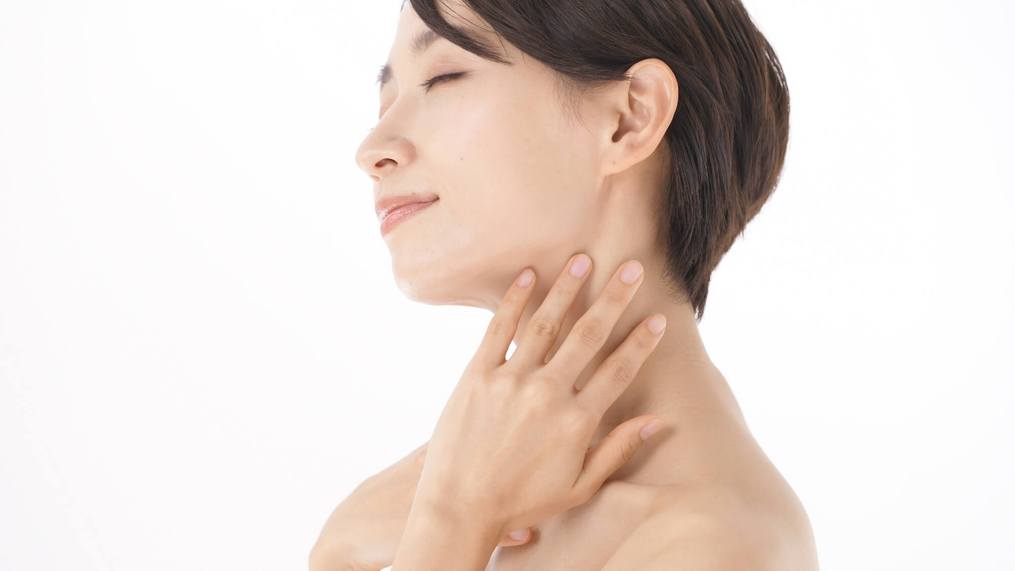 首元に手を当てる女性