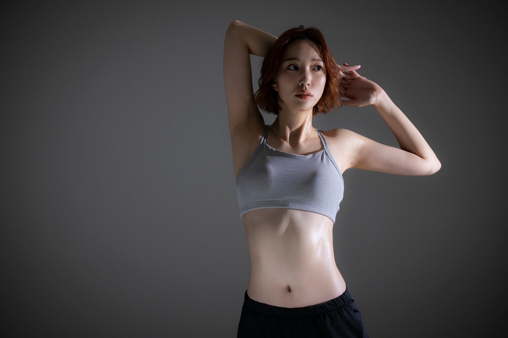 腕のストレッチを行う女性