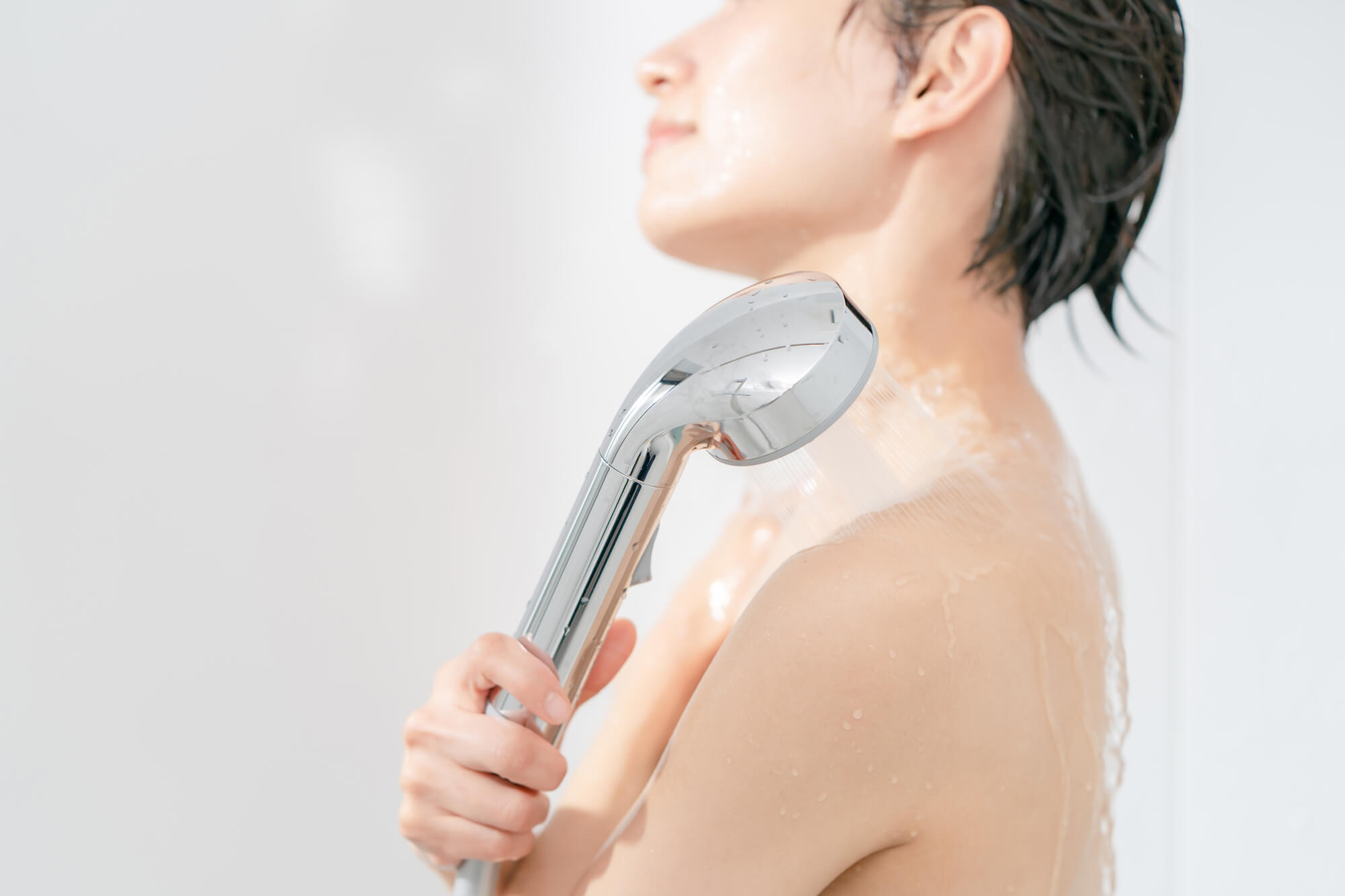 シャワーを浴びる女性