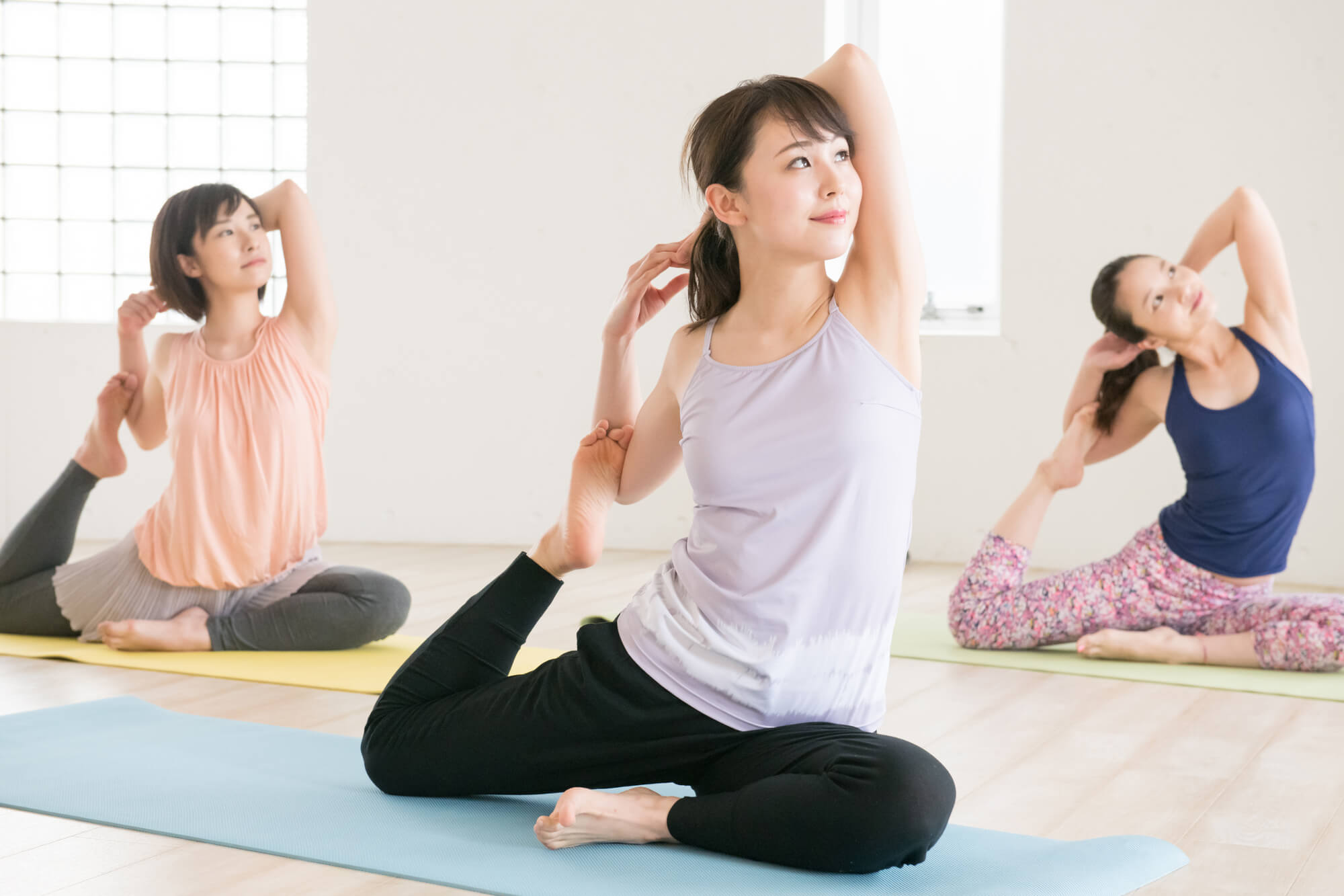スタジオでヨガをする3人の女性