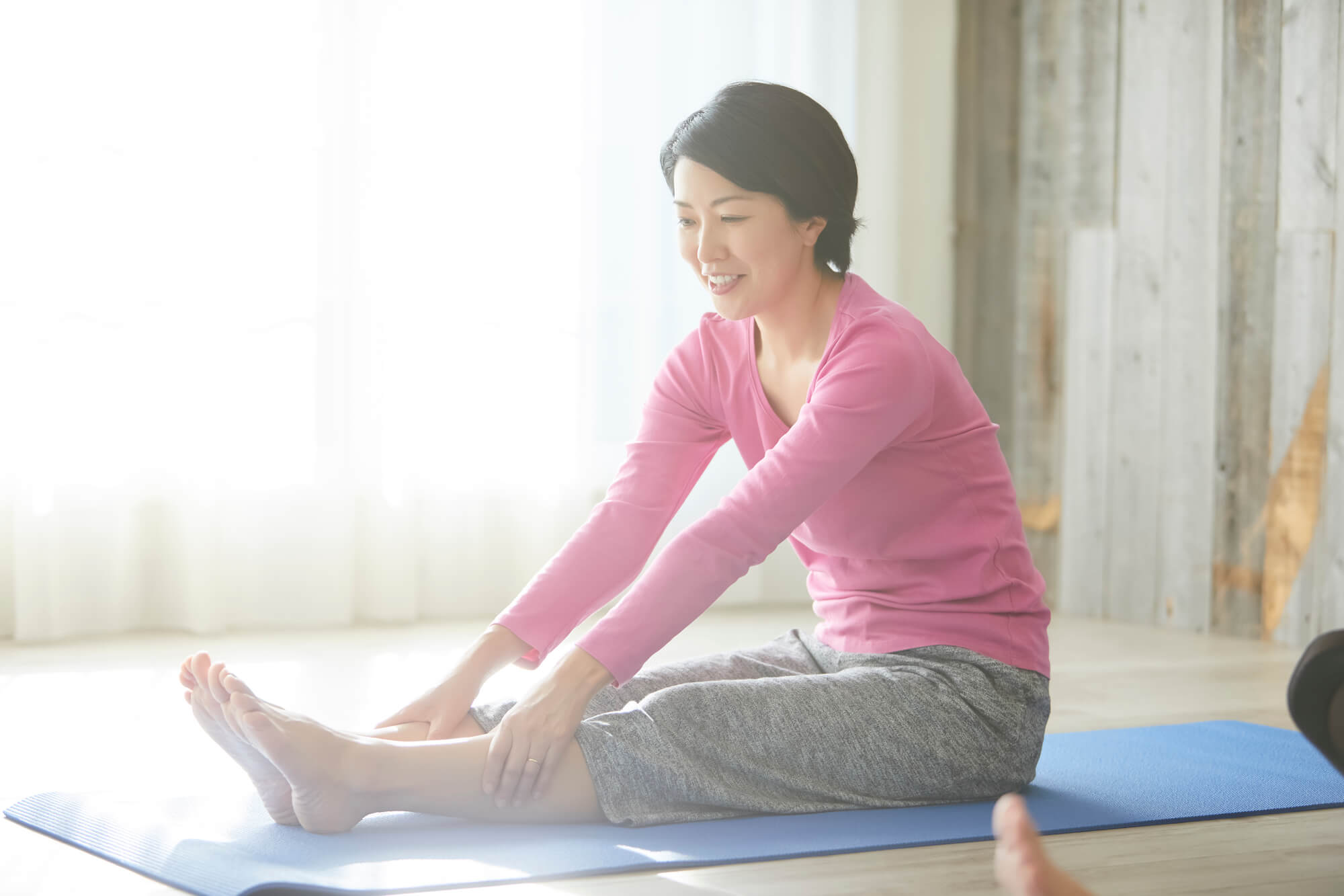 足のストレッチをする女性