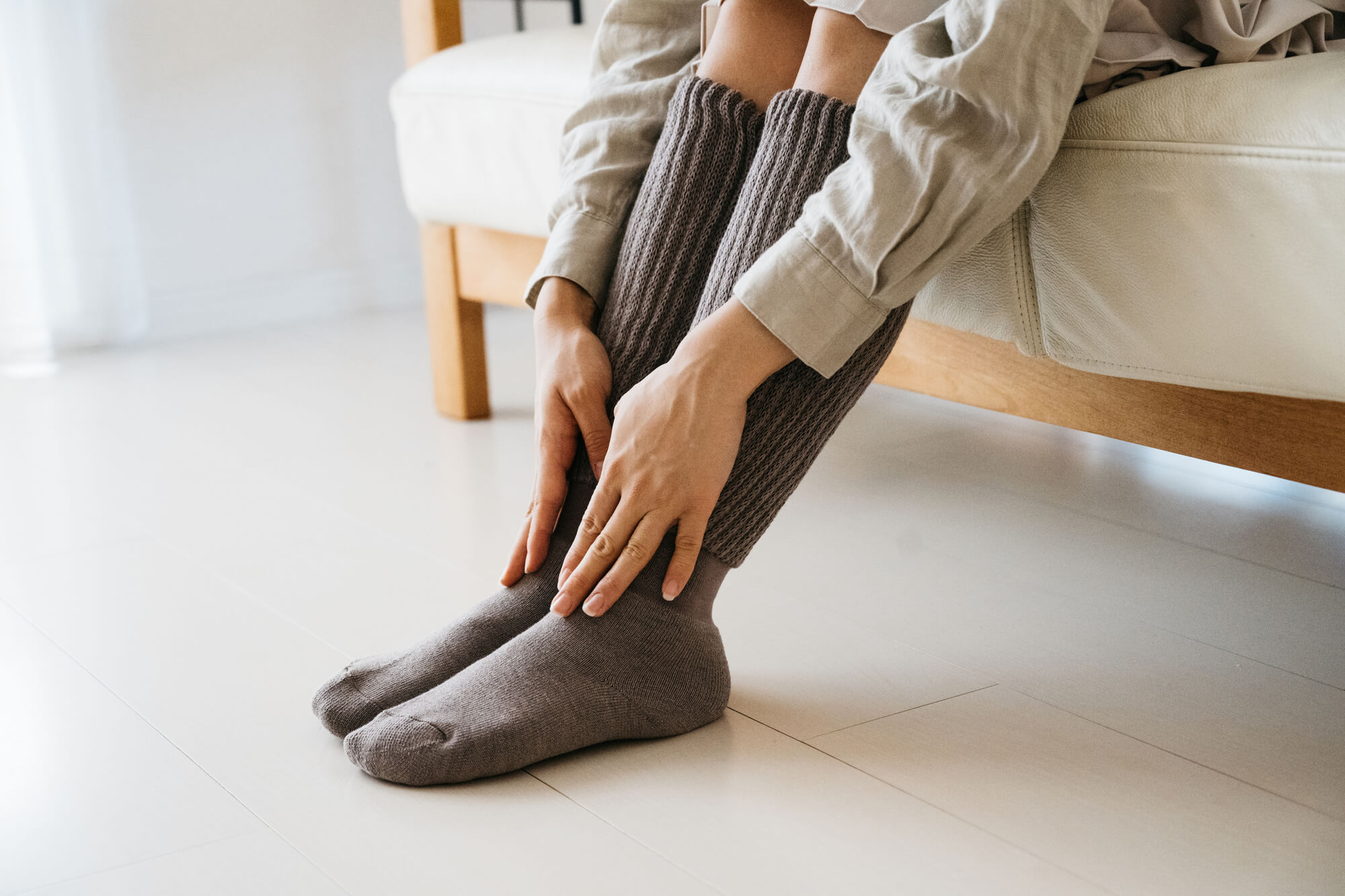 厚手ハイソックスを穿いた女性の足